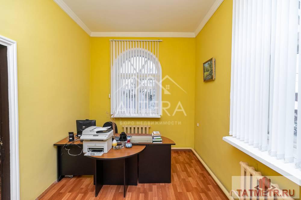 Продажа / Дома и коттеджи, Казань, Листопадная улица, 29 900 000 ВОЗМОЖЕН ПОДРОБНЫЙ ОНЛАЙН ПОКАЗ Продается дом с участком 30 соток в элитном жилом массиве «Плодопитомник». Черта... - 16