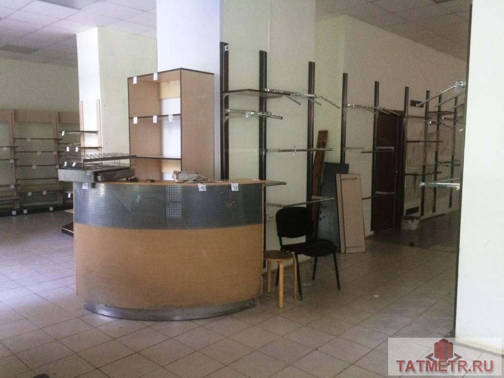 Аренда / Коммерческая / 7, Зеленодольск, Ленина улица, 93 000 СДАЕТСЯ торговое помещение в самом центре г. Зеленодольск. Помещение полностью оборудовано под торговлю. Панорамные...