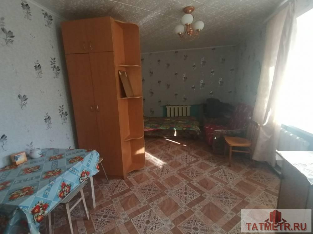 Аренда / Комнаты, Зеленодольск, Татарстан улица, 5 000 Отличная комната в г. Зеленодольск. В комнате есть: телевизор, холодильник, диван, шкаф, кухонный гарнитур.