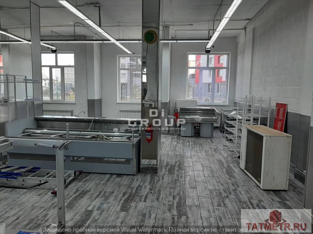 Коммерческая / Аренда / Торговые помещения, Казань, улица Аметьевская Магистраль, 181 000 Сдам в аренду помещение в ЖК Голливуд. — площадь 196 кв.м., первый этаж, хороший ремонт; — высота потолков 4 м, два...