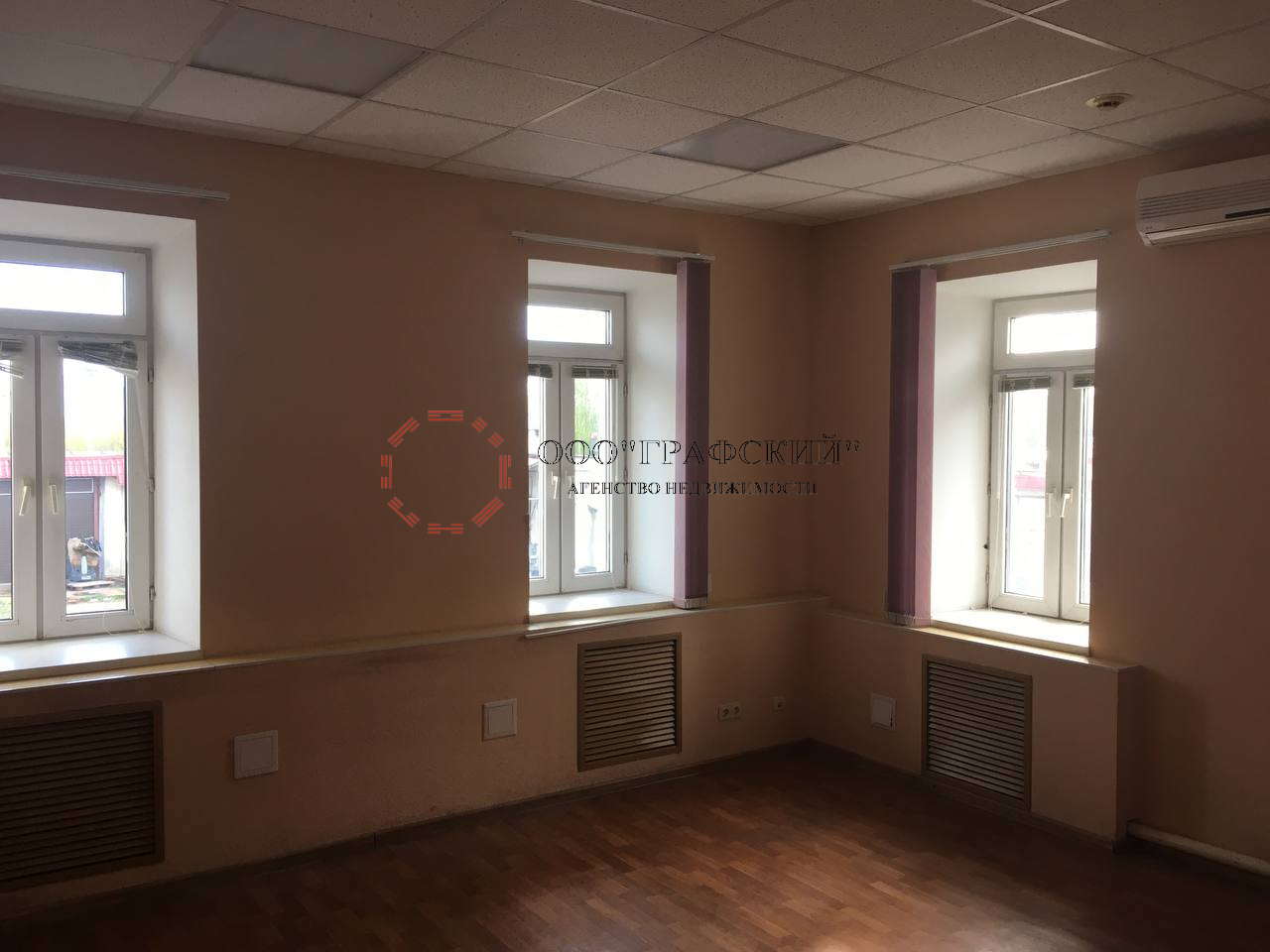 Коммерческая / Аренда / Офисы, Казань, улица Павла Морозова, 37 500 Сдаю офисное помещение площадью 75 кв.м. на 1-м этаже 2-х этажного здания. Удобные подъездные пути есть все...