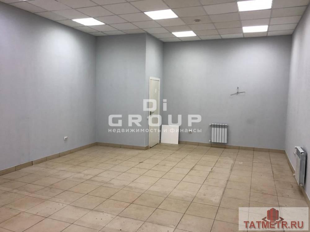Коммерческая / Аренда / Торговые помещения, Казань, улица Космонавтов, 64 000 Сдается помещение в Советском районе на первом этаже первой линии с торца здания. Большой автомобильный и пешеходный... - 3