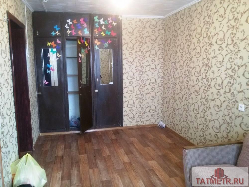 Сдается хорошая комната в г. Зеленодольск. Комната светлая, уютная. Есть в комнате диван, столик, шкаф.  Рядом... - 1