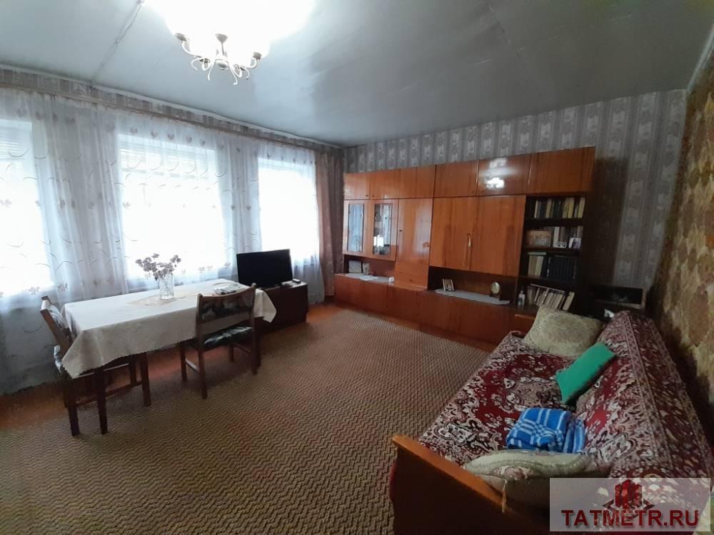 Продажа / Жилая / Дом с участком, Зеленодольск, Лиственная улица, 4 947 000 Продаётся дом, построенный из кирпича в г. Зеленодольск. В доме просторный зал с большими окнами, две спальные...