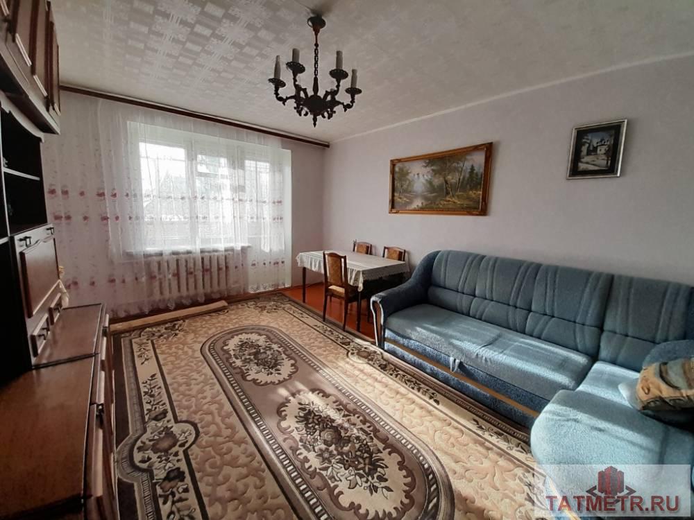 Продается трехкомнатная квартира на среднем этаже в центре г. Зеленодольск. Комнаты большие, светлые,  из гостиной...