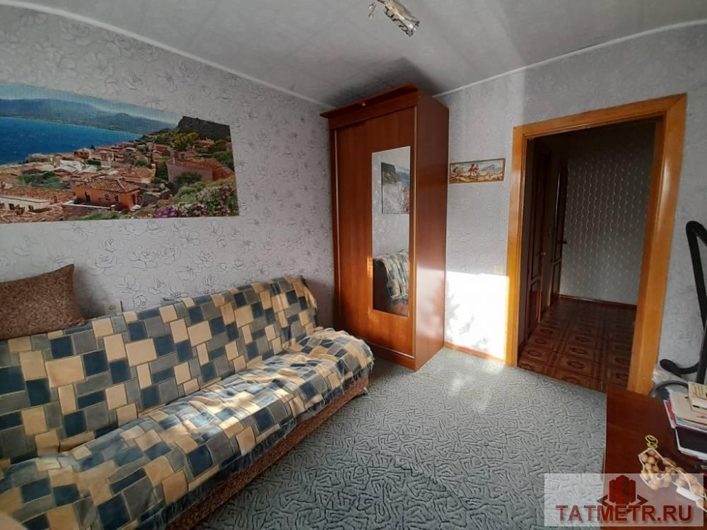 Продается трехкомнатная квартира на среднем этаже в центре г. Зеленодольск. Комнаты большие, светлые,  из гостиной... - 2
