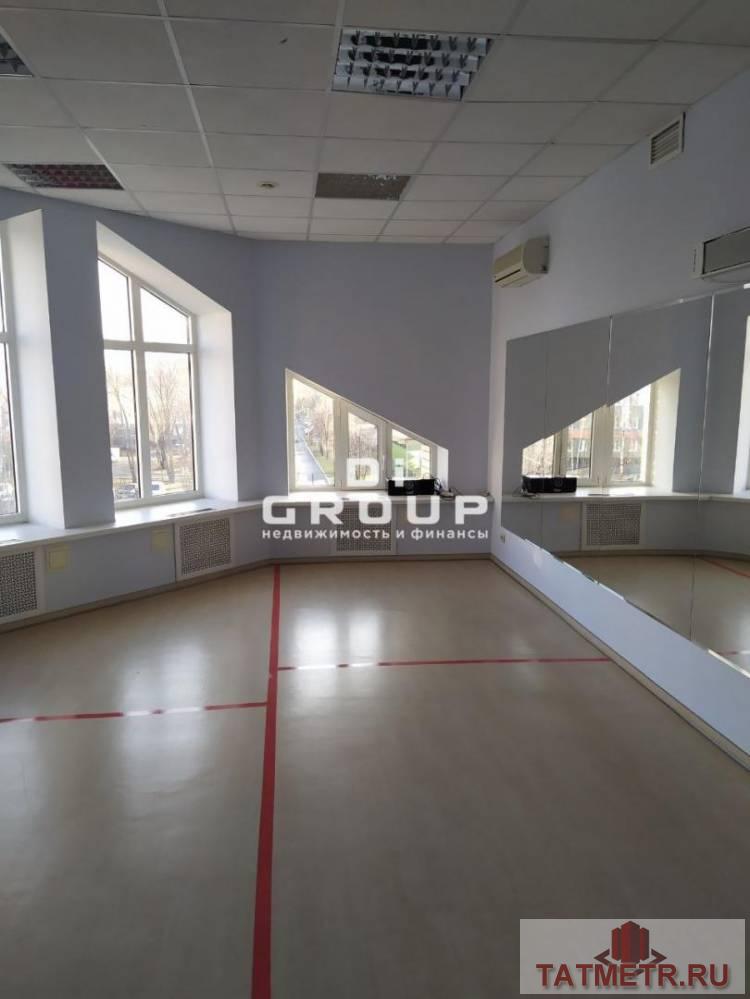 Коммерческая / Аренда / Офисы, Казань, улица Маршала Чуйкова, 150 000 Сдается третий этаж отдельно стоящего трех этажного здания на первой линии. Кабинетная нарезка . Большая парковка. 10... - 12