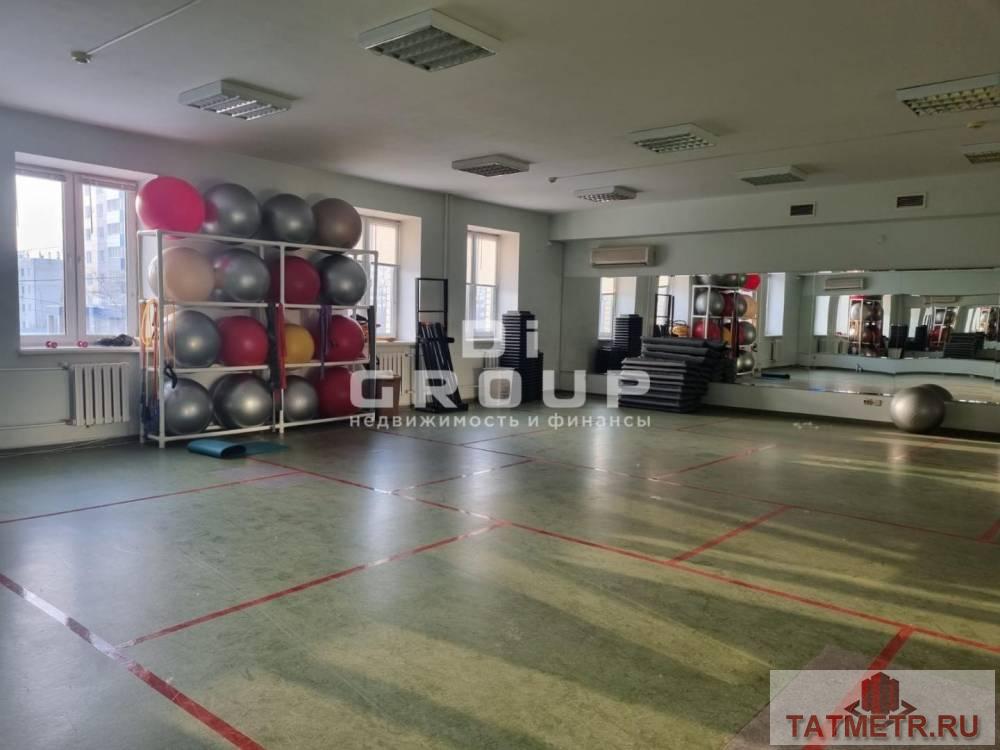 Коммерческая / Аренда / Офисы, Казань, улица Маршала Чуйкова, 150 000 Сдается третий этаж отдельно стоящего трех этажного здания на первой линии. Кабинетная нарезка . Большая парковка. 10... - 13