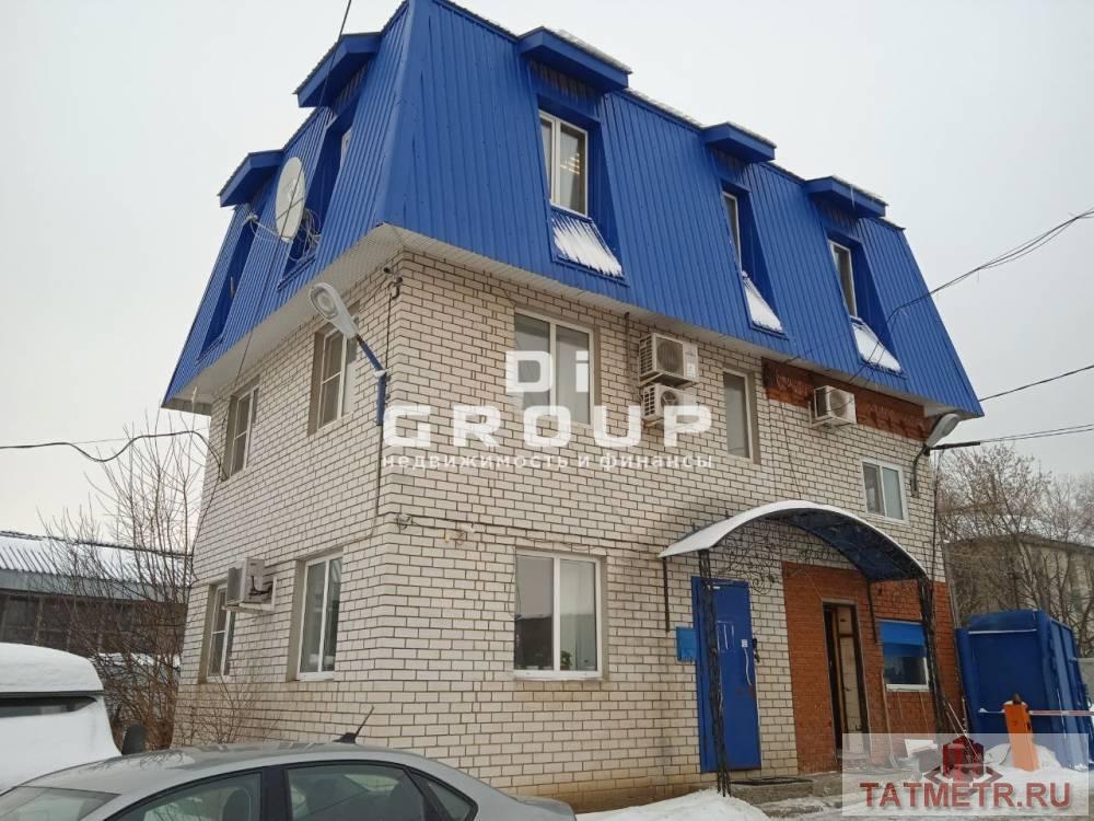 Коммерческая / Аренда / Офисы, Казань, Бухарская улица, 78 000 Сдается трехэтажное строение с помещениями под офис. В здании есть 2 санузла (1 и 3 этаж), водонагреватели. Общая...