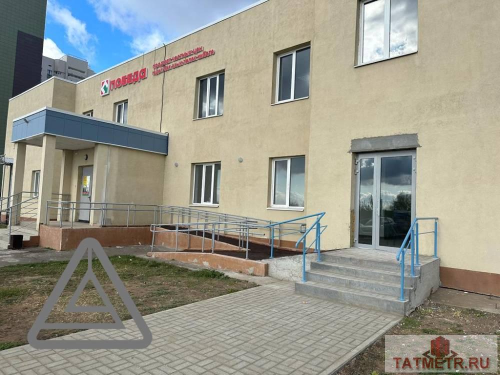 Аренда / Коммерческая / Free purpose, Казань, улица Виктора Сажинова, 312 000 Сдается помещение на втором этаже. Открытая планировка. Первая линия. Два входа. Густо населенный, молодой,...