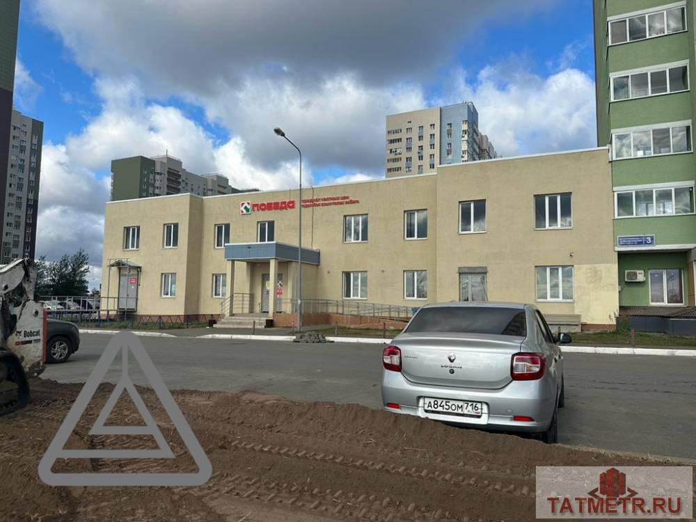 Аренда / Коммерческая / Free purpose, Казань, улица Виктора Сажинова, 312 000 Сдается помещение на втором этаже. Открытая планировка. Первая линия. Два входа. Густо населенный, молодой,... - 1